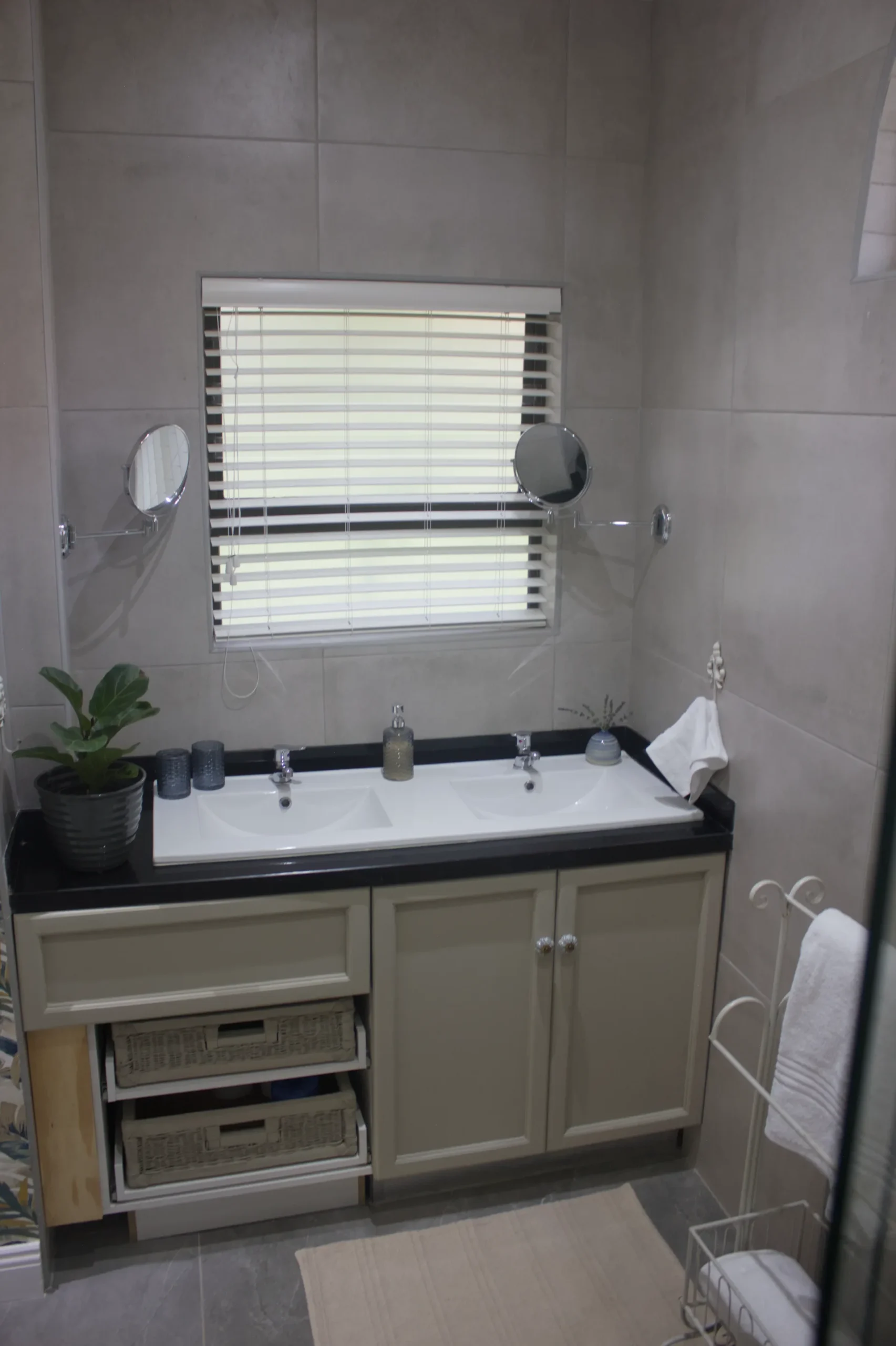 Pytchley House Lily master suite interior